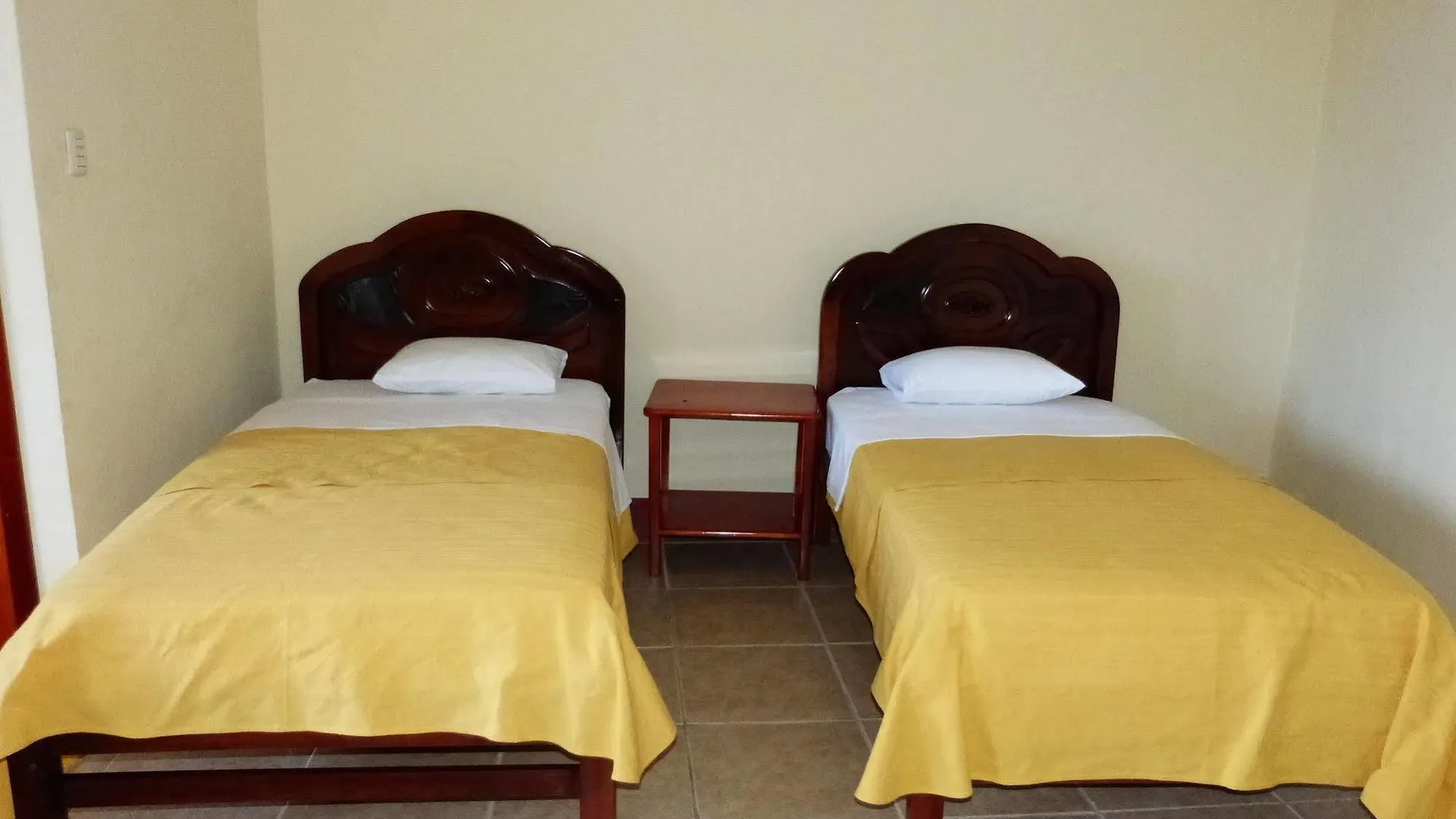 Gloria - Galápagos Inn Puerto Ayora